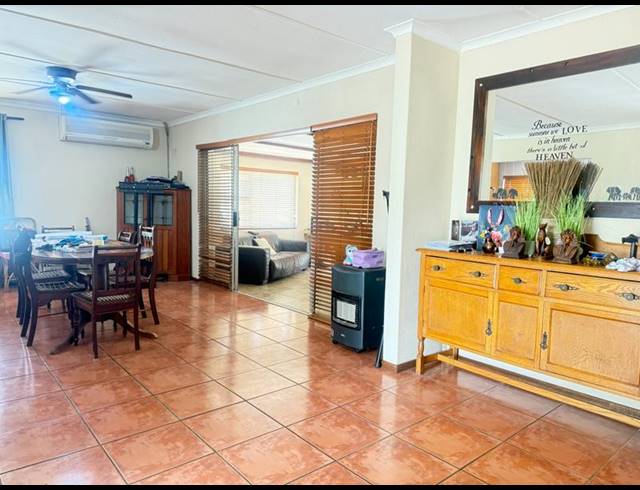 4 BEDROOM HOUSE FOR SALE IN BERGZICHT